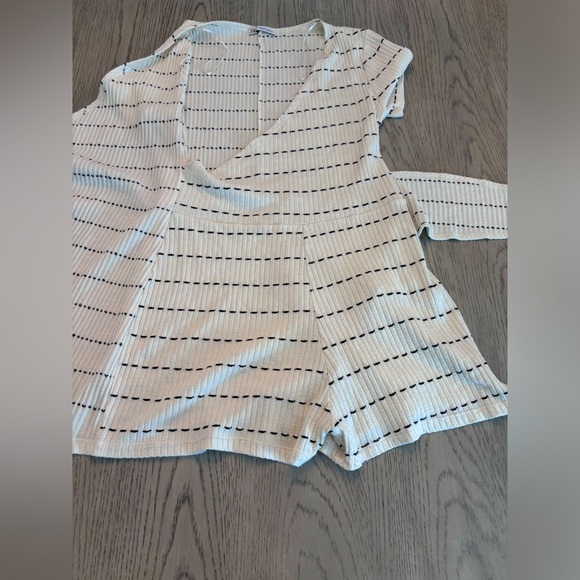 Zara White & Black Striped Wrap Style Romper Size M - Picture 5 of 10